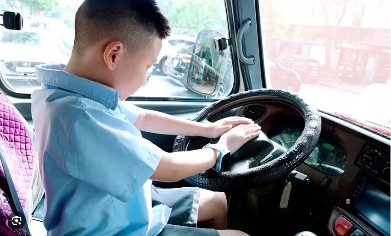 Cách trẻ em thoát hiểm từ bên trong xe ô tô