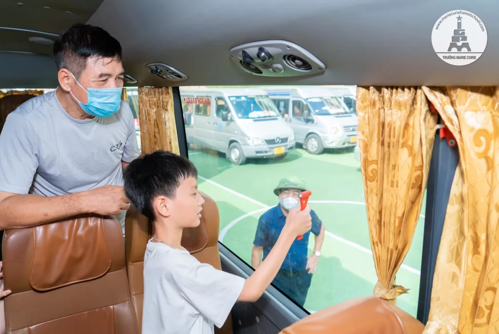 Cách trẻ em thoát hiểm từ bên trong xe ô tô