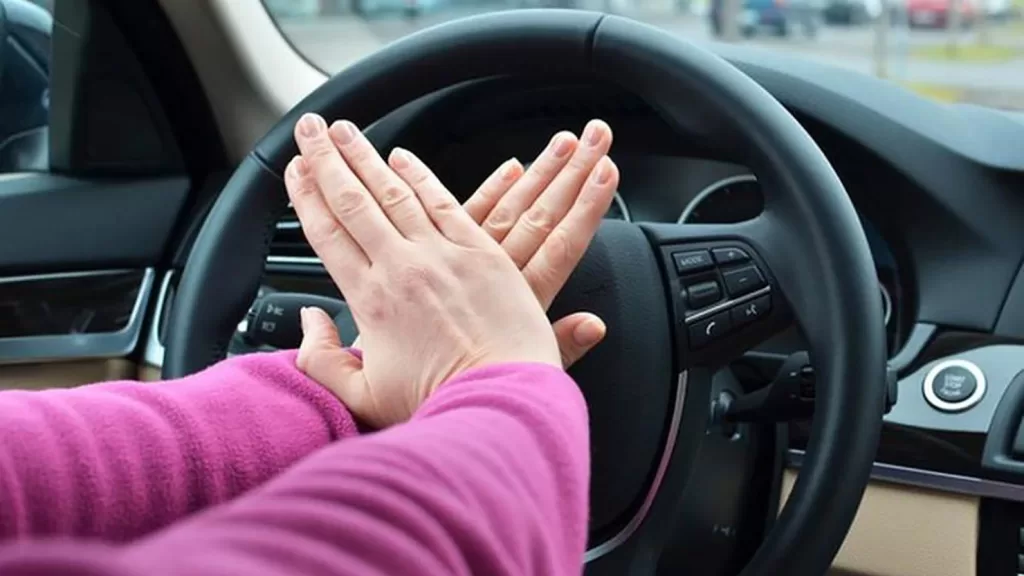 Cách trẻ em thoát hiểm từ bên trong xe ô tô