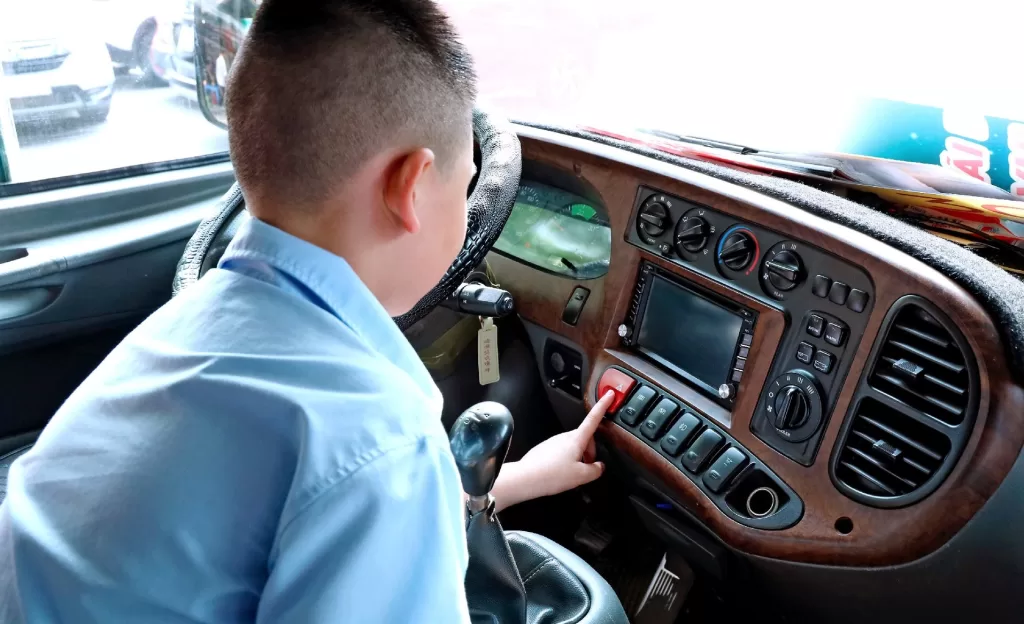 Cách thoát hiểm từ bên trong xe ô tô