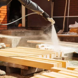 Sơn chống cháy cho gỗ Desam ICONER SCCA1 (Sơn gốc nước) 7 Phun sơn chống cháy bề mặt gỗ