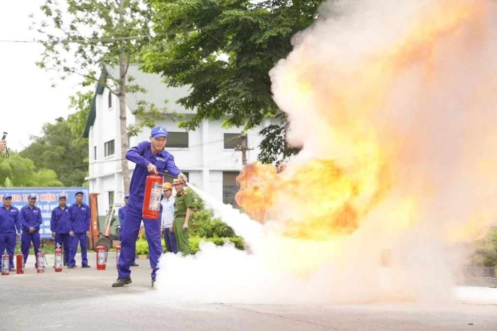 Bình chữa cháy bột ABC 8kg BQP 83MEC (Bộ Quốc Phòng) 10 Dùng bình bột ABC hãng 83MEC thực hành chữa cháy